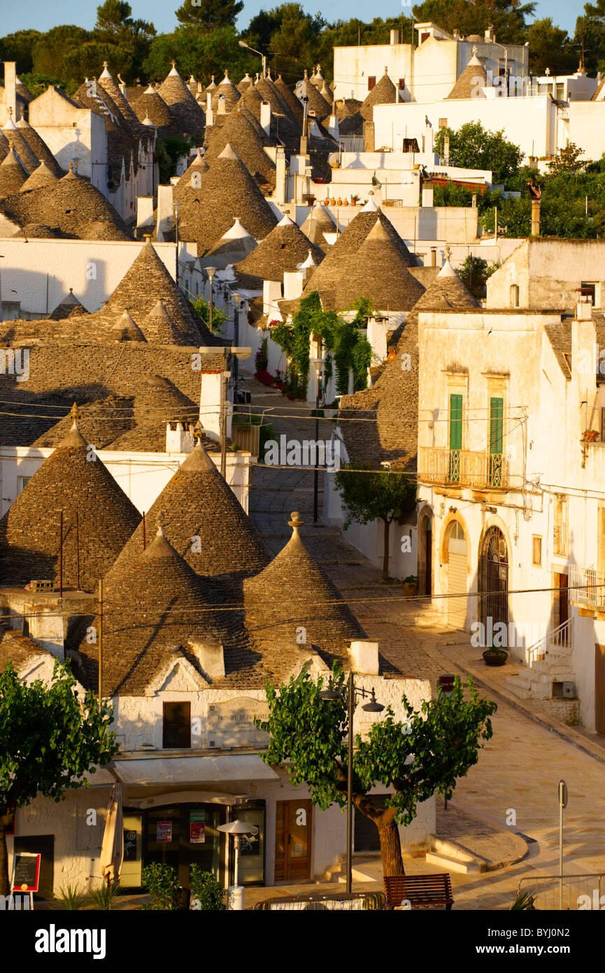 Trulli Häuser des Bereichs Rione Monti Alberobello, Apulien, Italien. Stockfoto