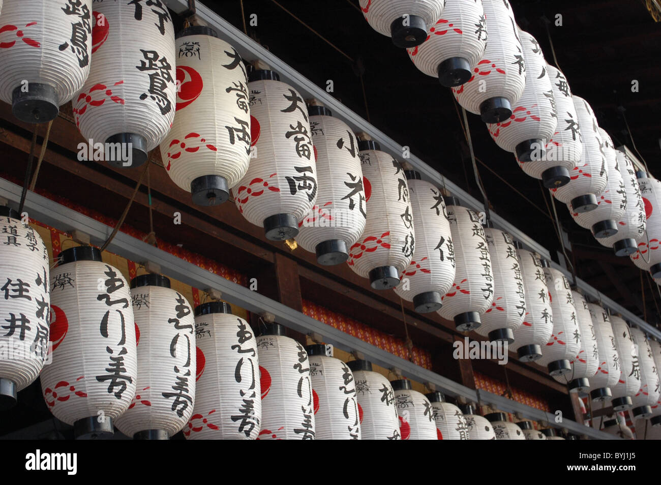 Papierlaternen außerhalb Yasaka-Schrein in Kyoto und Umgebung: Gion Stockfoto
