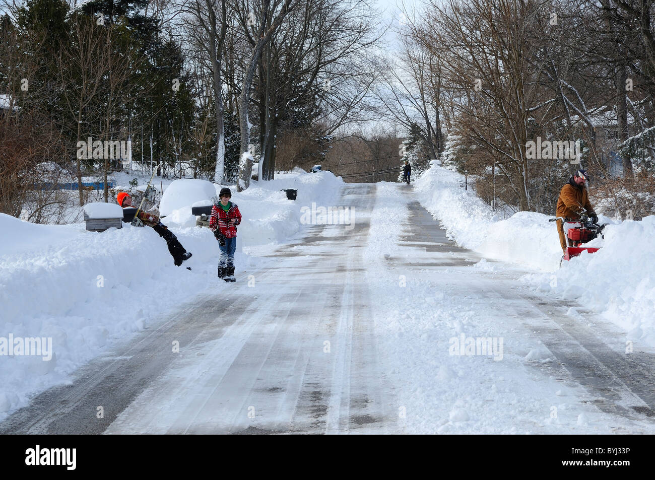 Sicht auf Gepflügtes Straße nach rekordverdächtigen Blizzard. Stockfoto