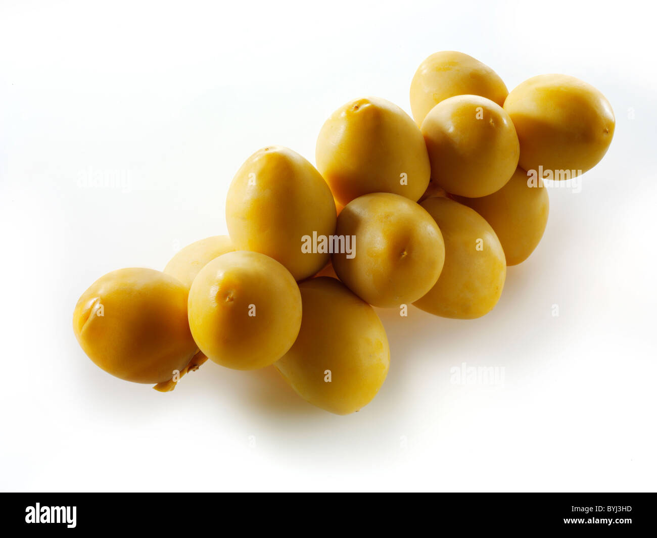 Frische ganze Datteln vor einem weißen Hintergrund für ausgeschnitten Stockfoto