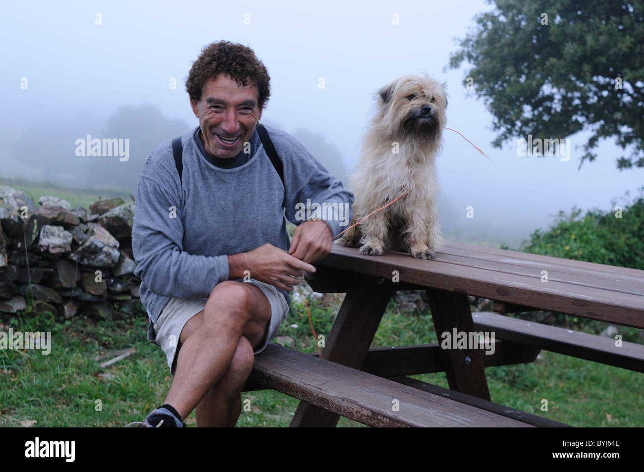 Mann mit Hund BIEGT DE SALIME Asturien Spanien Stockfoto