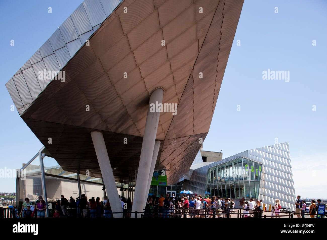 Touristen, Boston, Massachusetts, USA, New England Aquarium bei Central Wharf Boston unter massiven Eingang anstehen Stockfoto