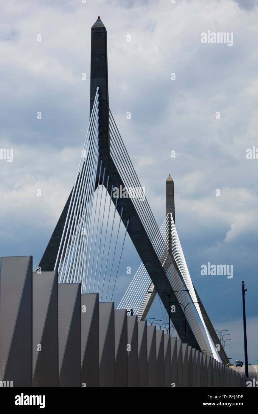 USA, Massachusetts, Boston, Barriere-Zaun entlang Leonard P. Zakim Bunker Hill Bridge auf i-93 auf Frühling Nachmittag Stockfoto