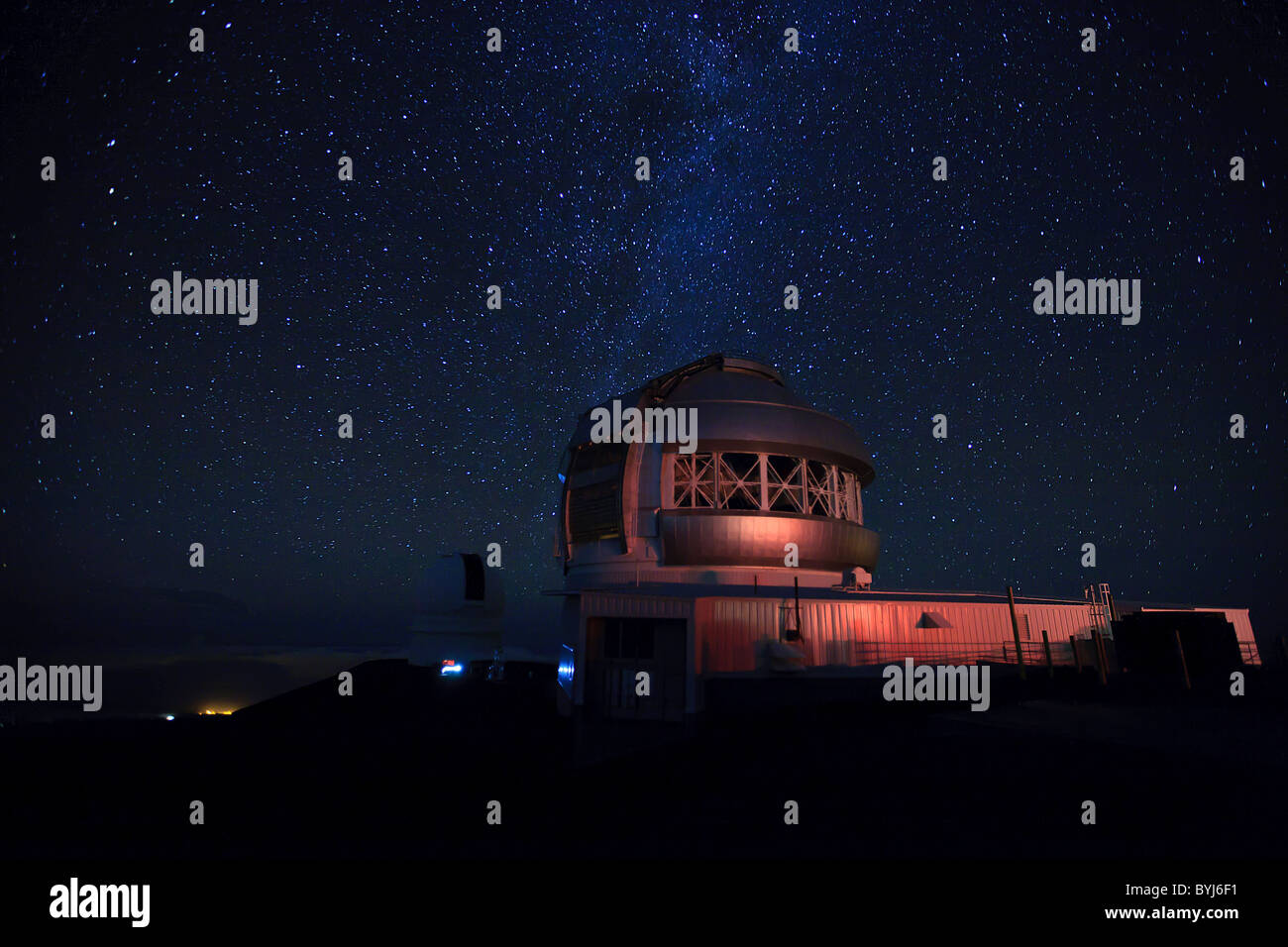 Nachthimmel über Sternwarte, Big Island, Hawaii, USA. Stockfoto