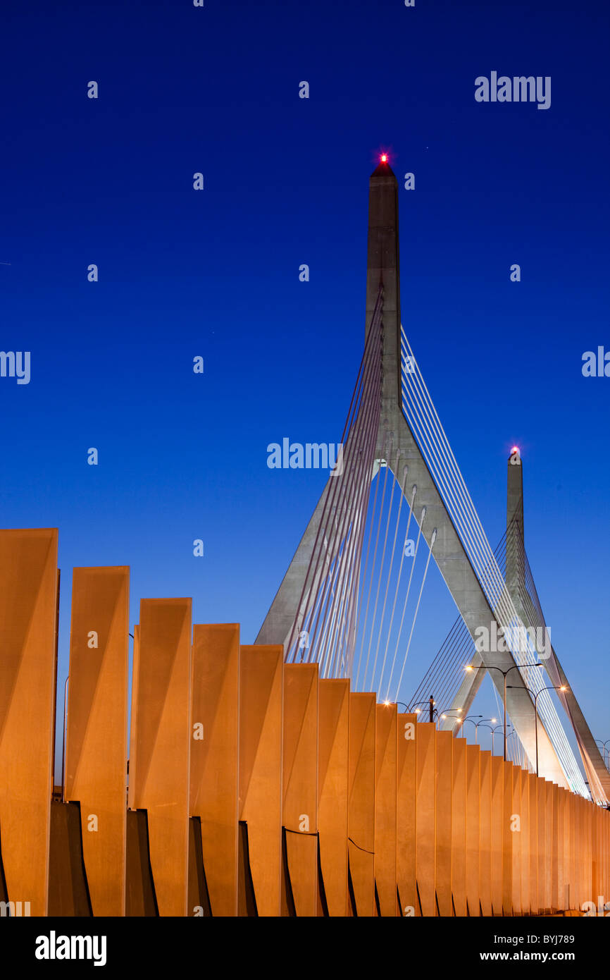 USA, Massachusetts, Boston, Schallmauer Panels und Leonard P. Zakim Bunker Hill Bridge auf der Interstate i-93 Stockfoto