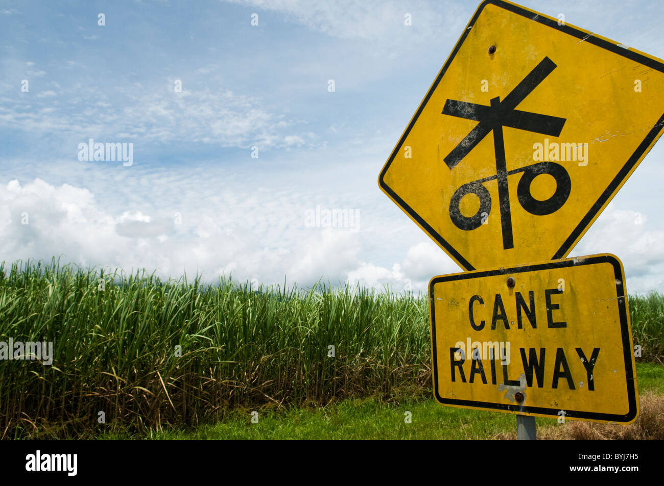 Rohrstock Eisenbahn Zeichen vor einem Zuckerrohrfeld in Queensland-Australien Stockfoto
