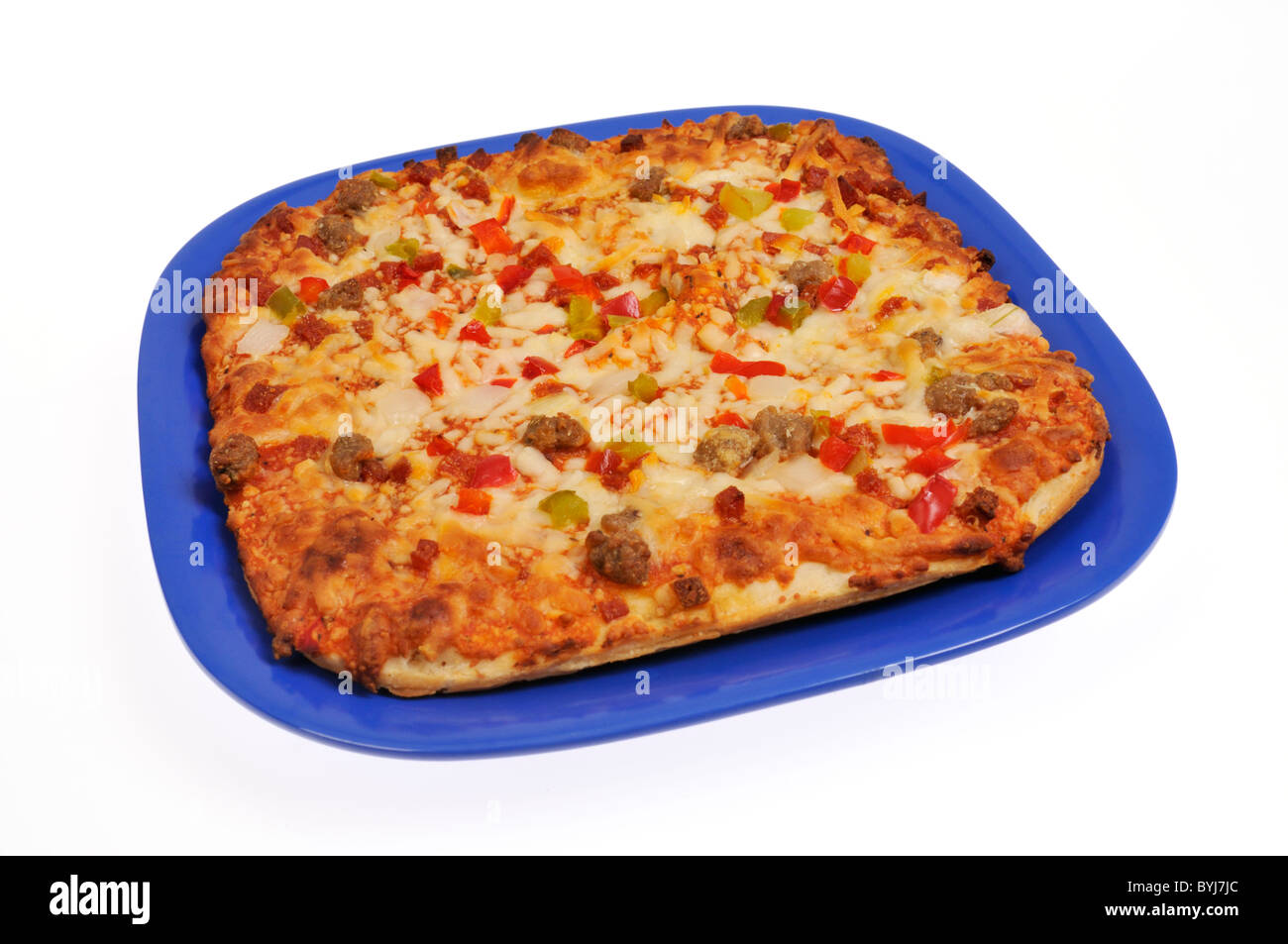 Rechteck-Pizza auf der blauen Platte auf weißem Hintergrund, gekocht Ausschnitt. Stockfoto
