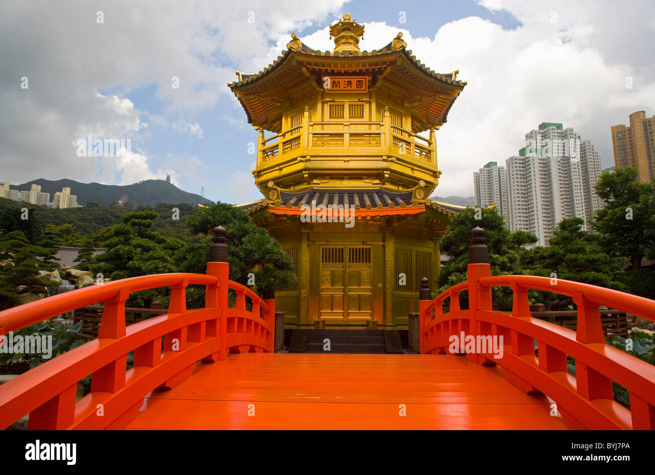 Niedrigen Winkel Blick auf ein Tang-Dynastie Stil chinesische Golden Tempel mit rot hölzerne Brücke bekannt als Pavillon der Absolute Perfektion Stockfoto