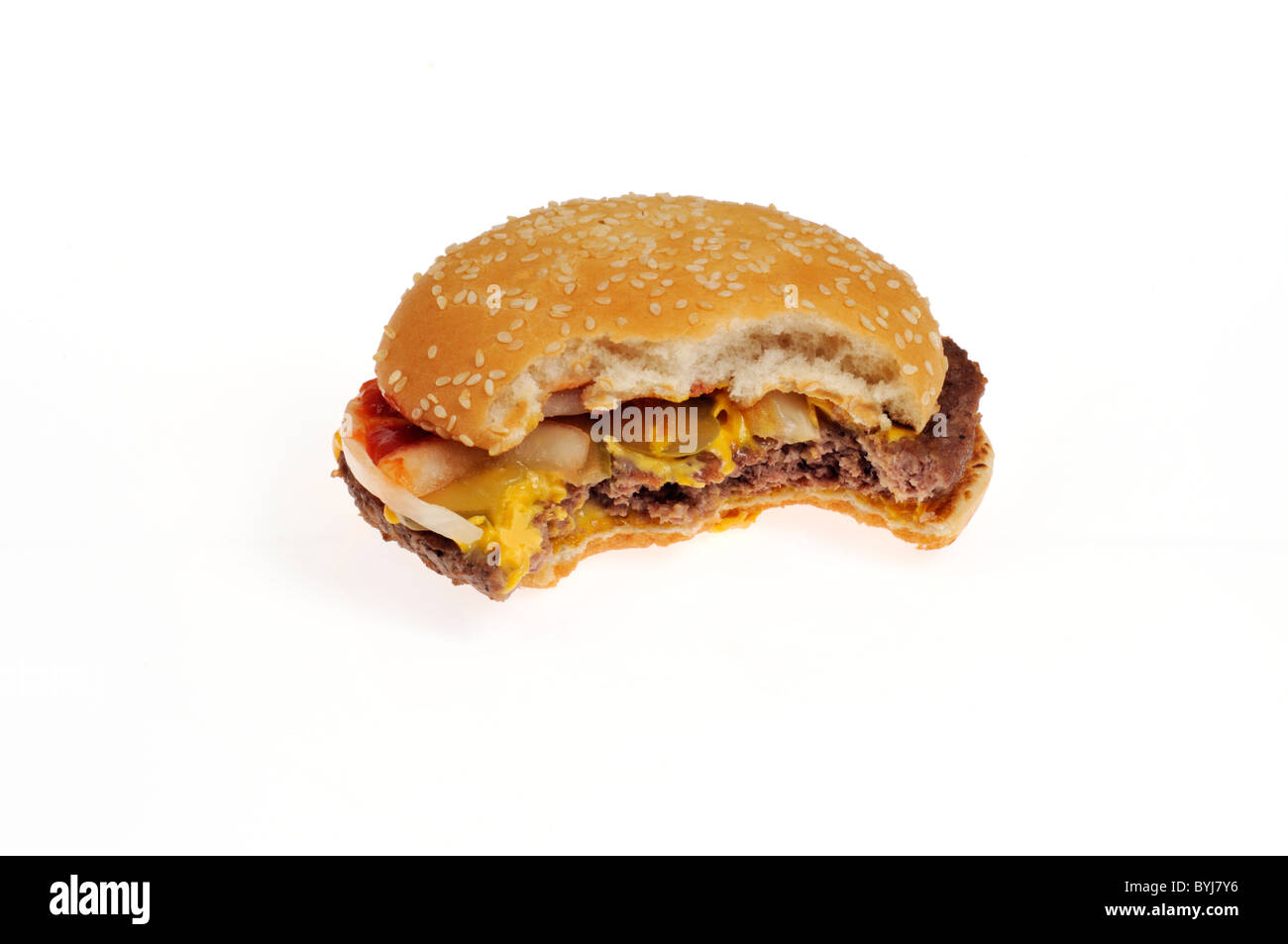 McDonald's Viertel Pfünder mit Käse mit Biss drin auf weißem Hintergrund, isoliert. Stockfoto