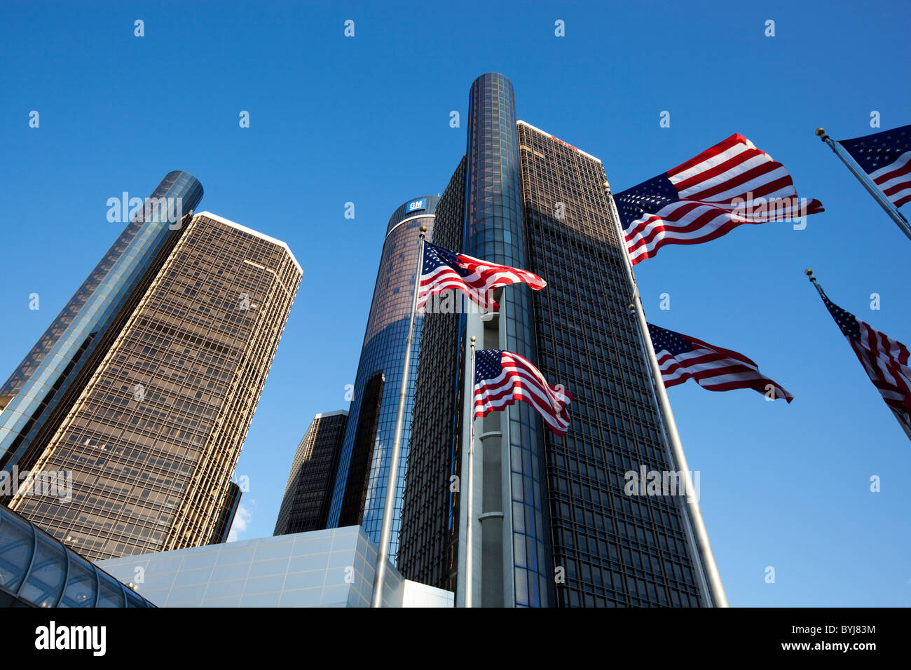 USA, Michigan, Detroit, amerikanische Flaggen Fliege auf Basis von General Motors Unternehmenszentrale im Renaissance Center Stockfoto