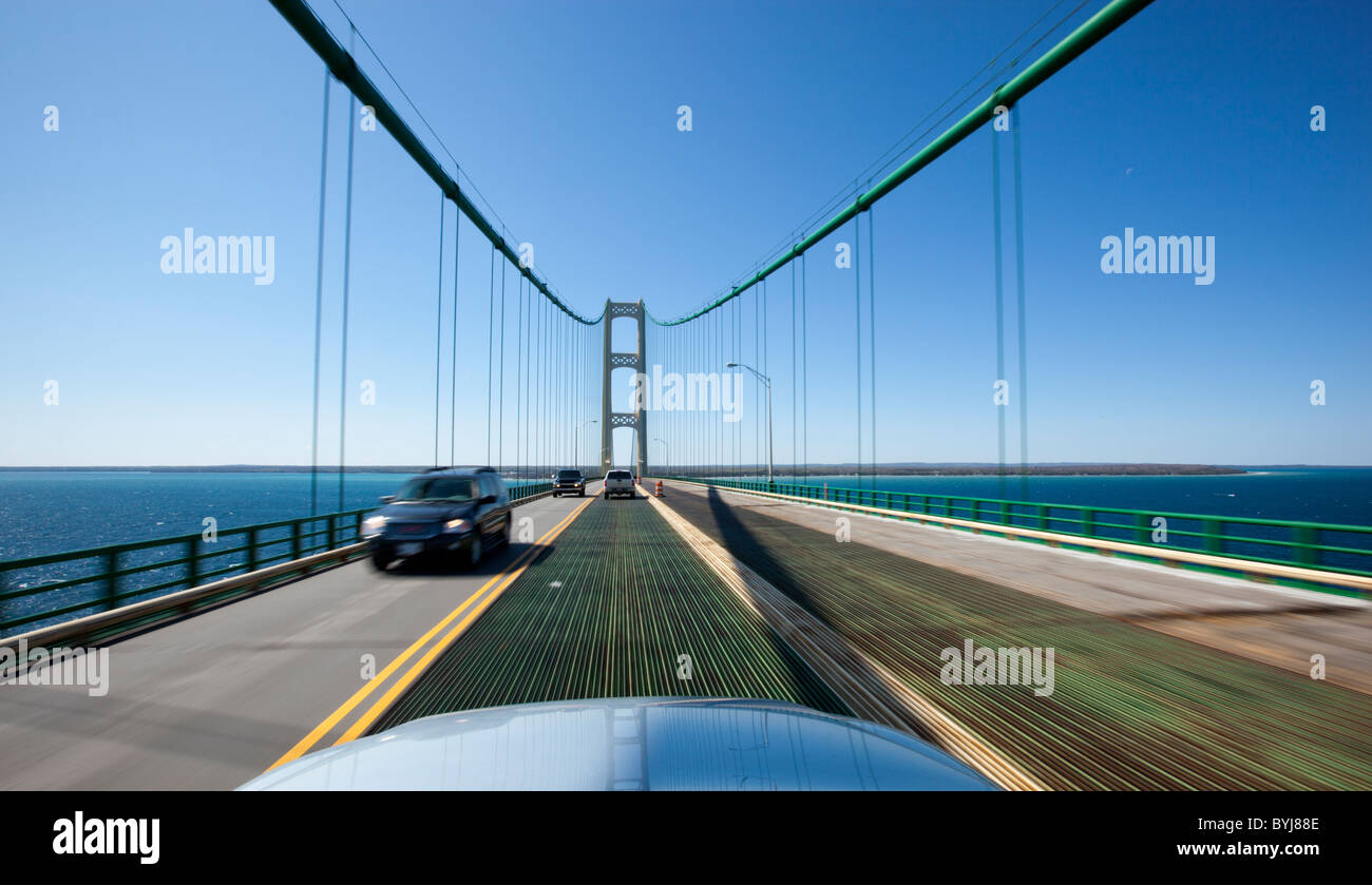 USA, Michigan, St. Ignace, verschwommene Sicht des Verkehrs vom Autofahren Mackinac Brücke an sonnigen Frühlingsmorgen aus betrachtet. Stockfoto