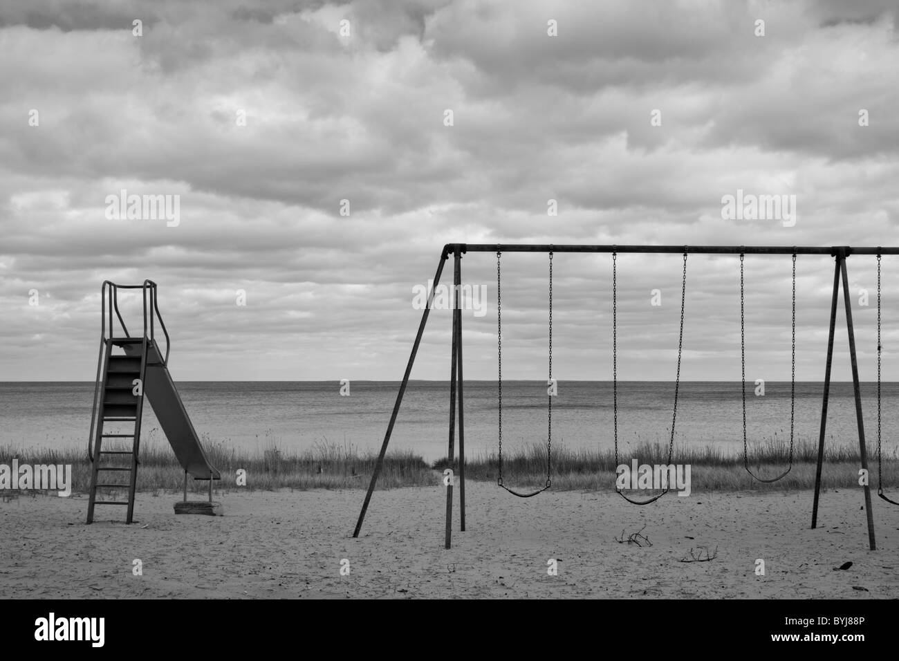 USA, Michigan, Fox Park, verlassenen Spielplatz am Sandstrand entlang Lake Michigan am Nachmittag bewölkt Frühling Stockfoto