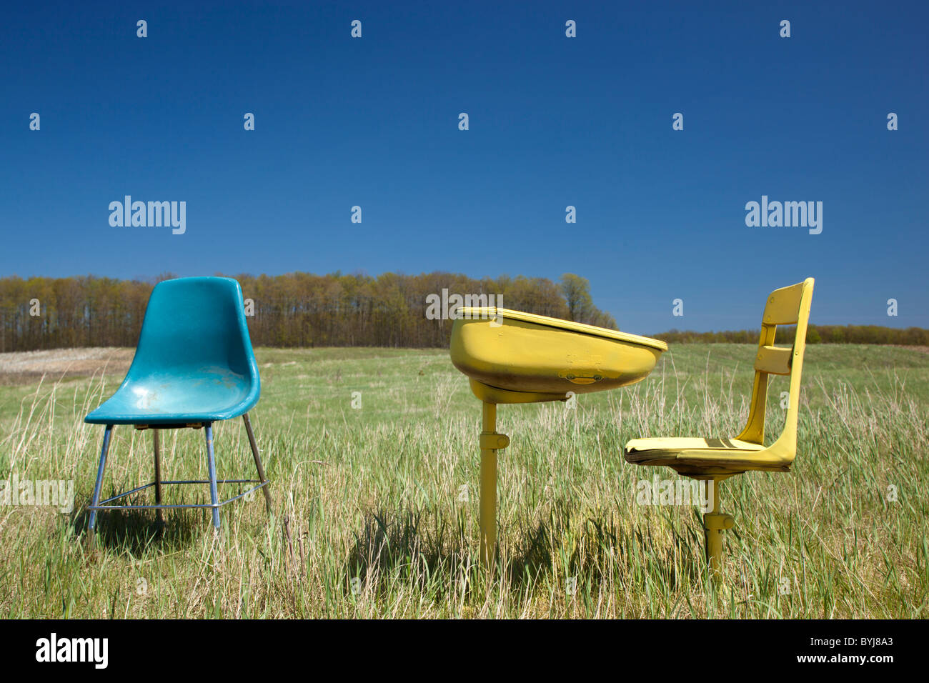 USA, Michigan, Hilman, verlassene Schule Schreibtisch und Stühle im Bauern Feld Frühlingsmorgen Stockfoto