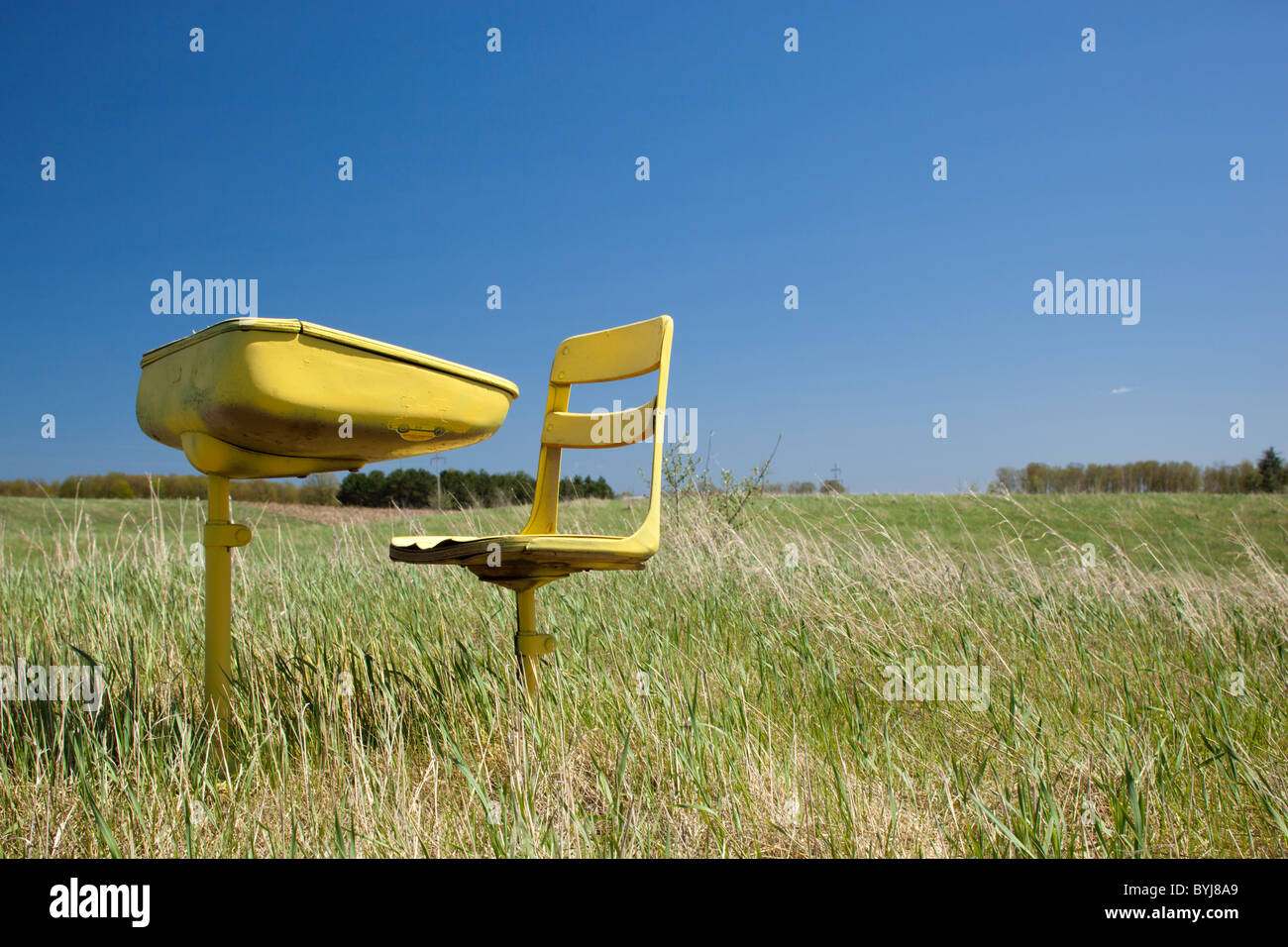 USA, Michigan, Hillman, verlassene Schule Schreibtisch und Stühle im Bauern Feld Frühlingsmorgen Stockfoto