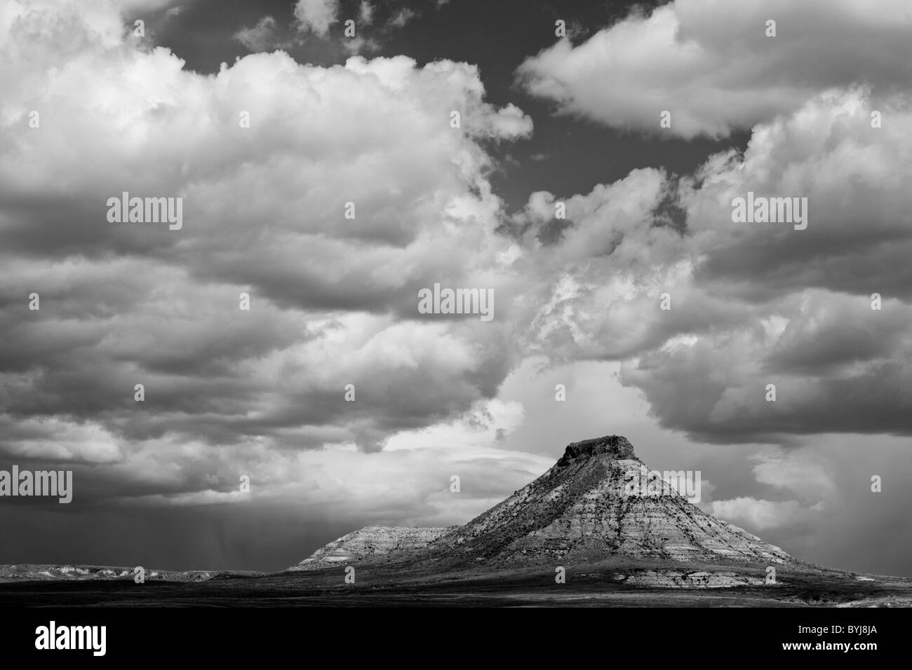 USA, Montana, Terry, sammeln von Gewitterwolken über Hoodoo in Badlands von eastern Montana Stockfoto