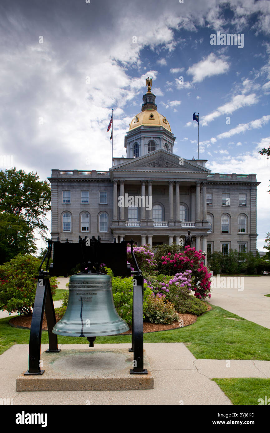 USA, New Hampshire, Concord, eine Nachbildung der Freiheitsglocke steht vor im Repräsentantenhaus von New Hampshire Stockfoto