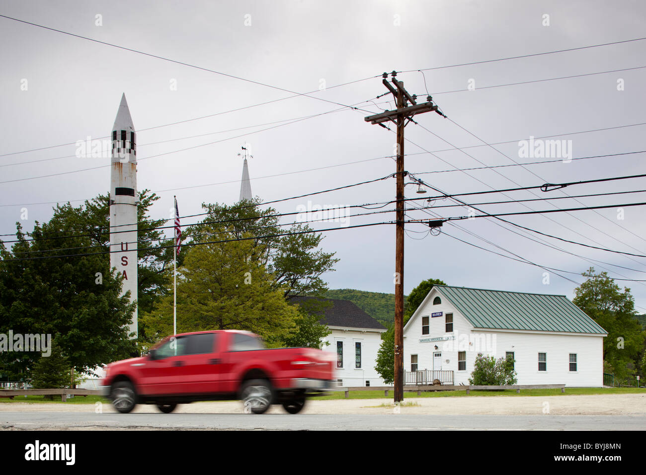 USA, New Hampshire, Warren, roten Pickup-Truck fährt vorbei an Redstone Rakete aus dem Jahr 1960, der im Zentrum der Stadt steht Stockfoto