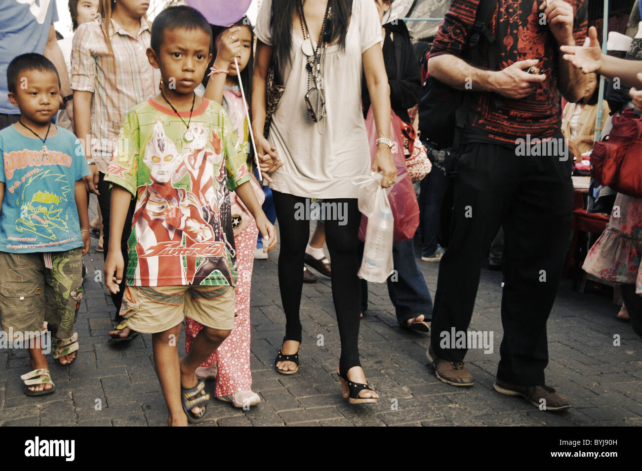 Portrait einer thailändischen Familie auf einem Straßenmarkt getönt Stockfoto
