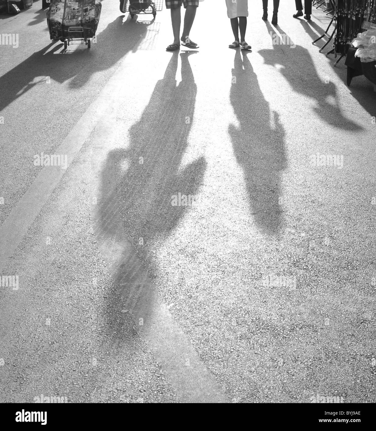 Ein weißes Foto der Völker Schatten auf einer Straße schwarz Stockfoto