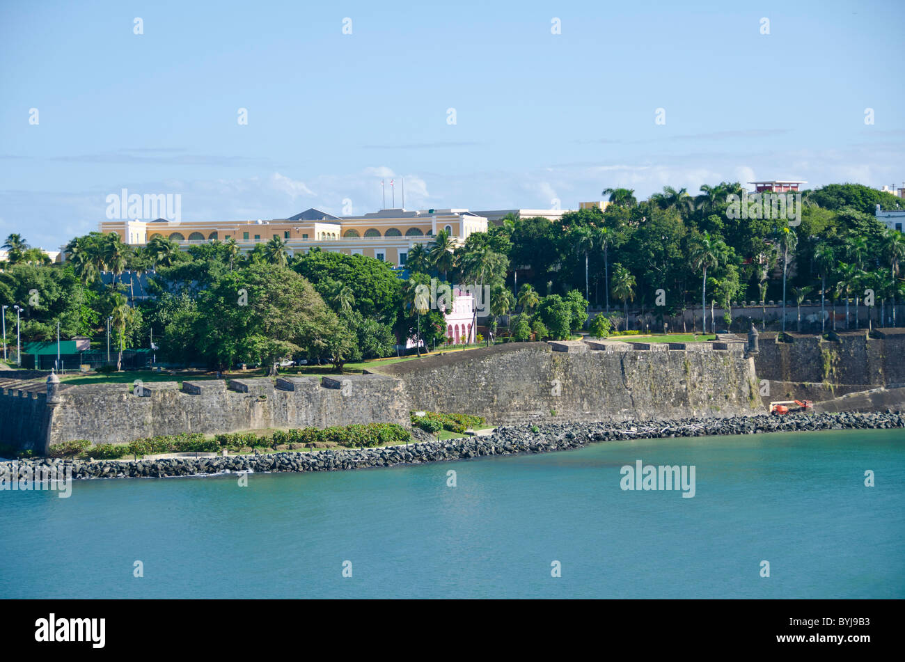 Old San Juan Puerto Rico alte Stadtmauer von Kanaleingang aus gesehen Stockfoto