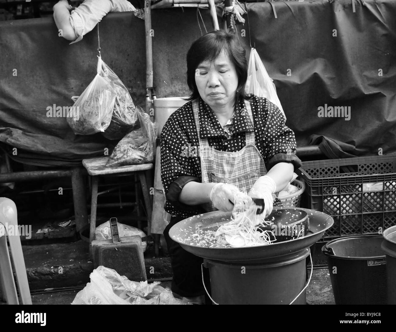 Schwarz / weiß Foto eines weiblichen Thai Street Food Lieferanten Stockfoto