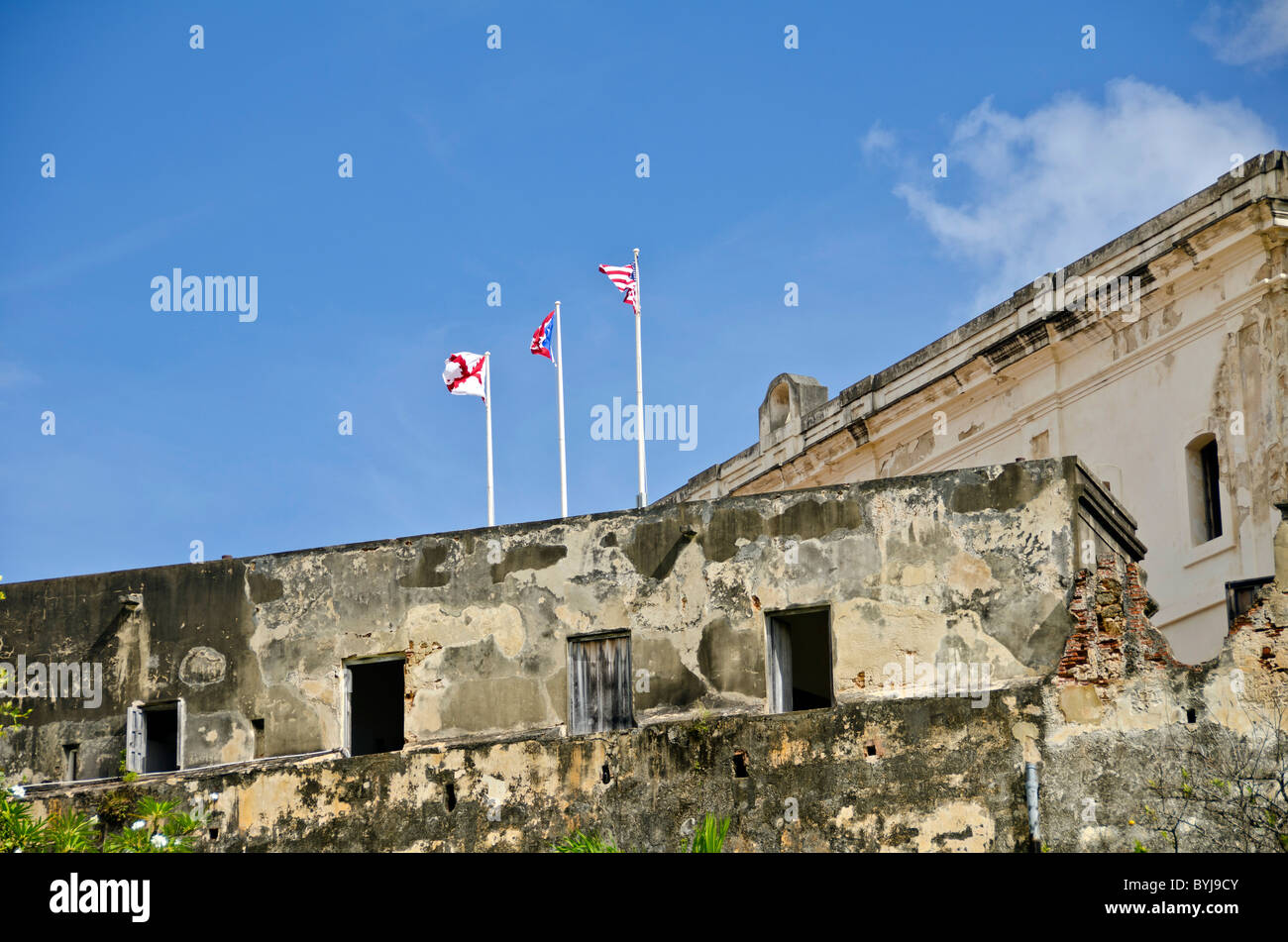 Puerto Rico Fort Castillo de San Cristóbal, Old San Juan zeigt die äußere Gehweg und Fahnen Stockfoto