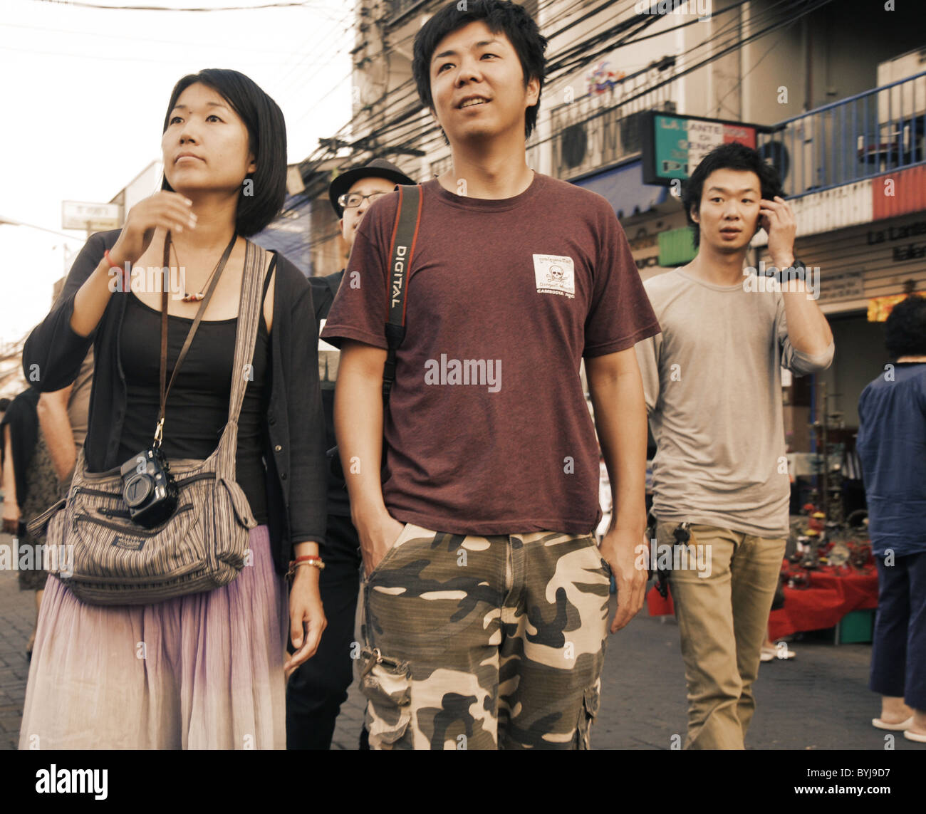 Ein getönten Bild der jungen Thais zu Fuß entlang einer Straßen Marktes in Chiang Mai Stockfoto