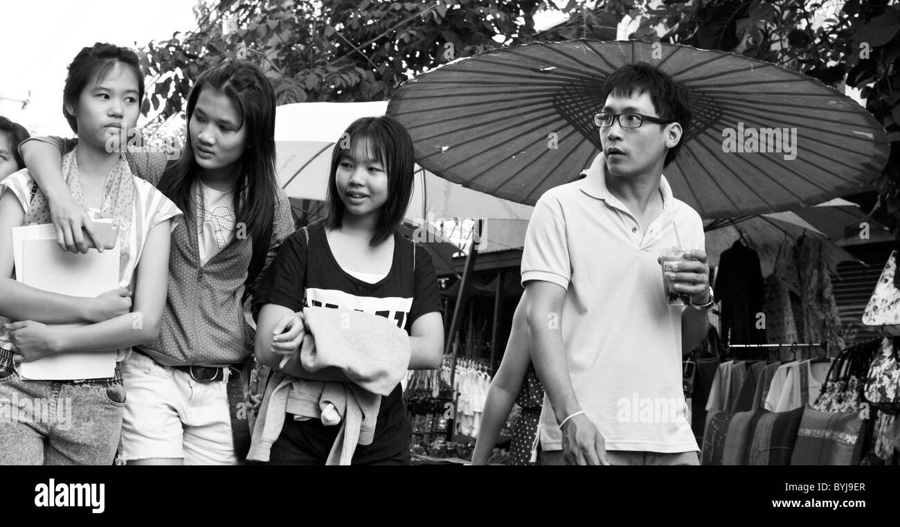 Schwarz / weiß Foto von vier jungen Thai Freunde zu Fuß entlang einer Straße in Chiang Mai Stockfoto