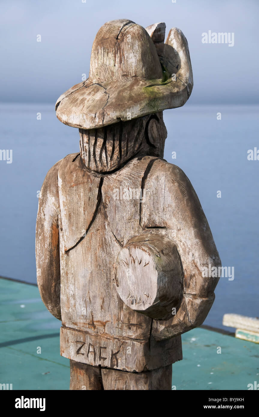 Rückansicht einer geschnitzten Holzfigur hält ein Fass auf der Anklagebank des Pazifischen Nordwestens Jachthafens. Stockfoto