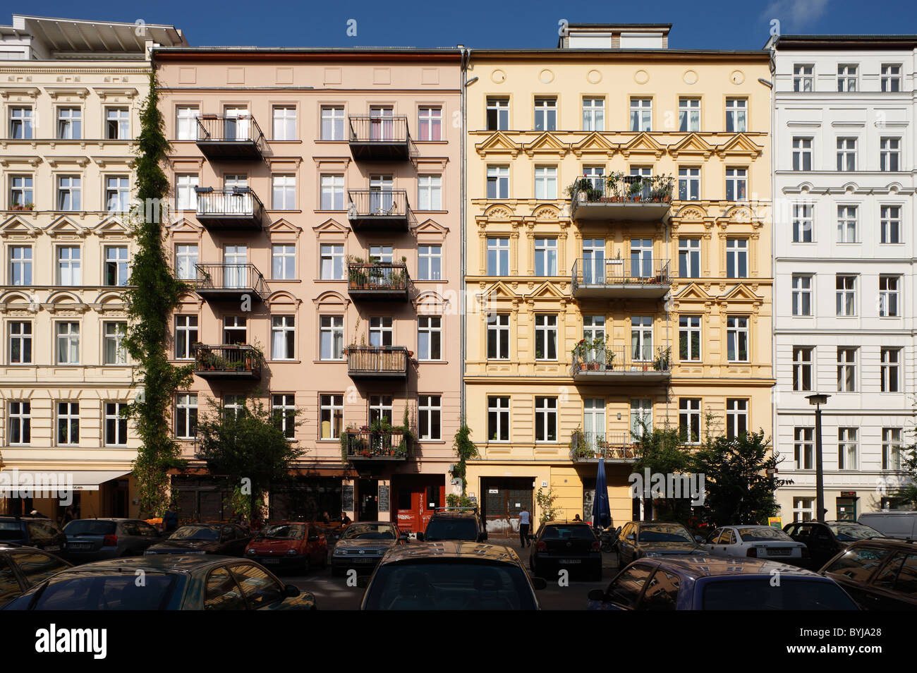 Renoviertes Hausfassaden in der Oderberger Straße, Berlin, Deutschland Stockfoto