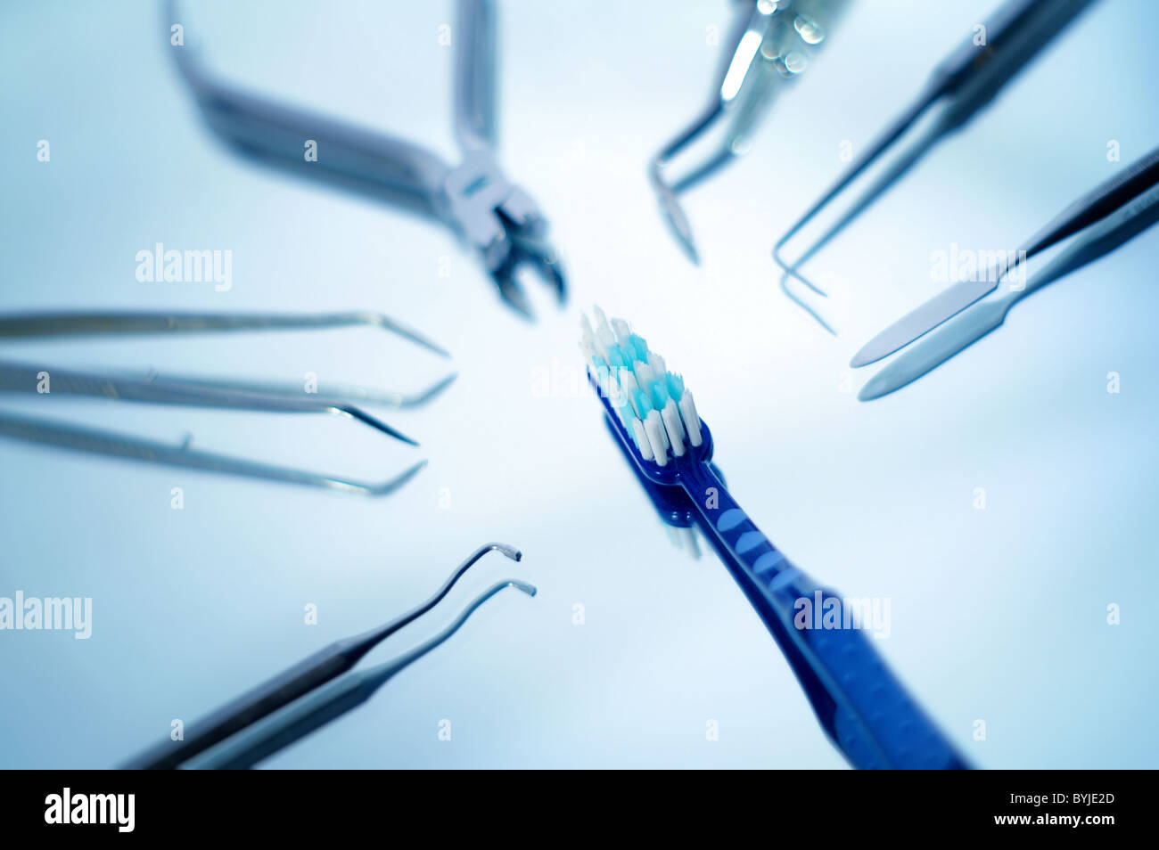 Zahnbürste, umgeben von zahnärztlichen Instrumenten mit sehr geringen Schärfentiefe Stockfoto