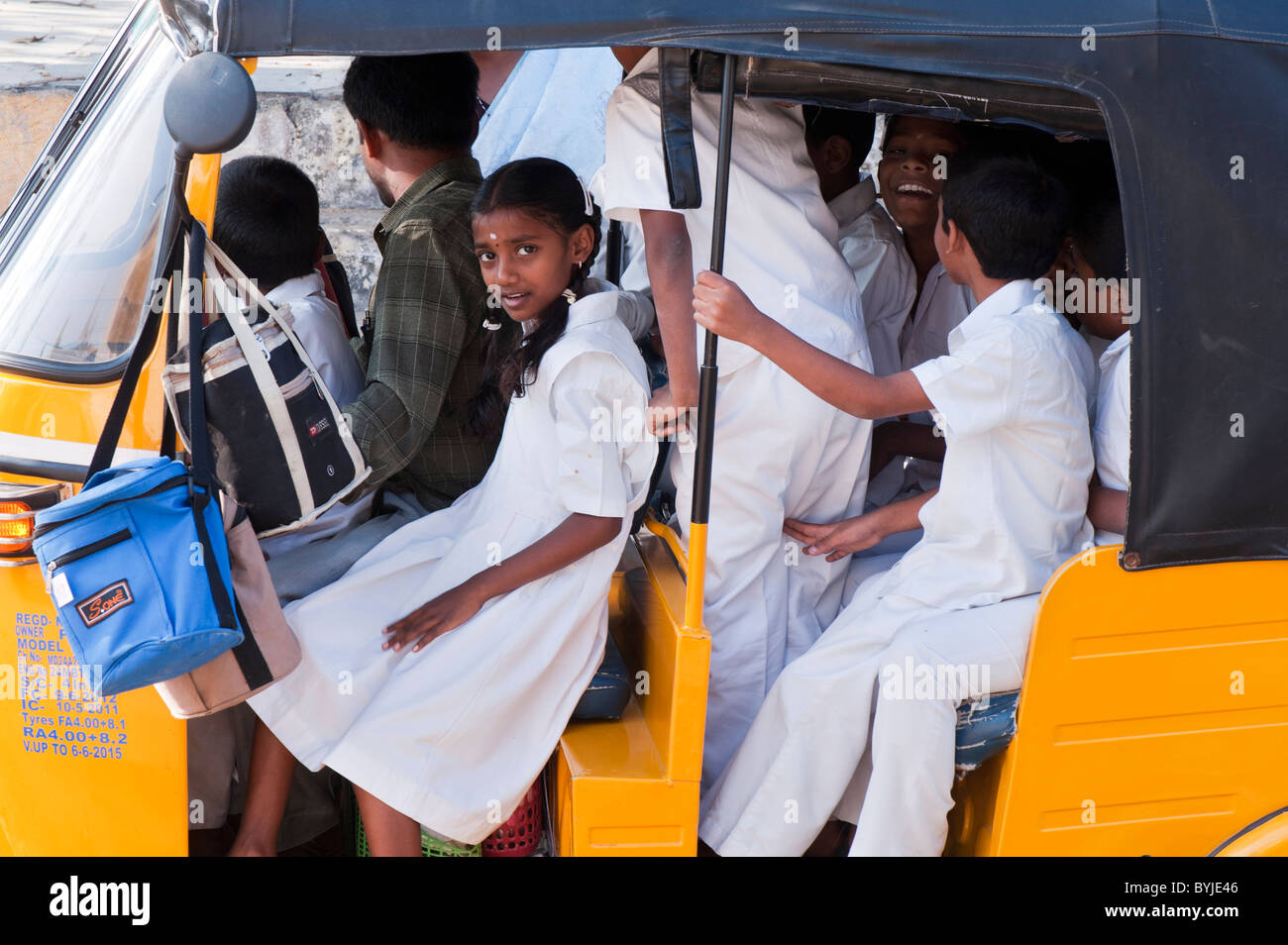 Indische Autorikscha voller Schulkinder. Andhra Pradesh, Indien Stockfoto