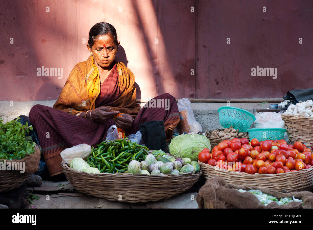 Indische Frau verkaufen Gemüse an einem lokalen Indien Markt in Puttaparthi. Andhra Pradesh, Indien Stockfoto