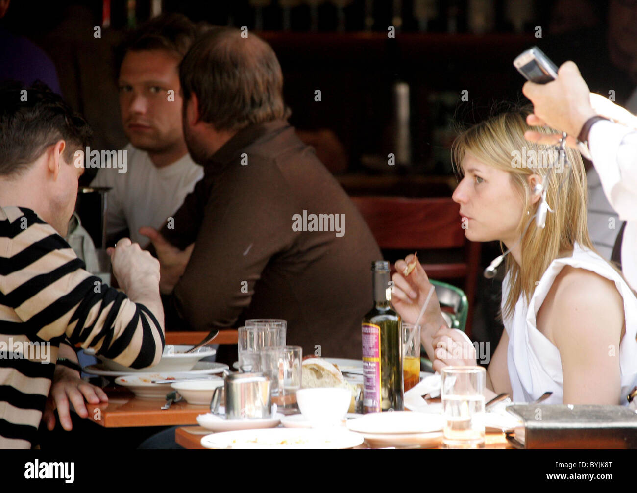 Hugh Dancy und Claire Danes an in einem Restaurant in Manhattan New York City, USA zu Mittag-23.04.07 Anthony Dixon / Stockfoto