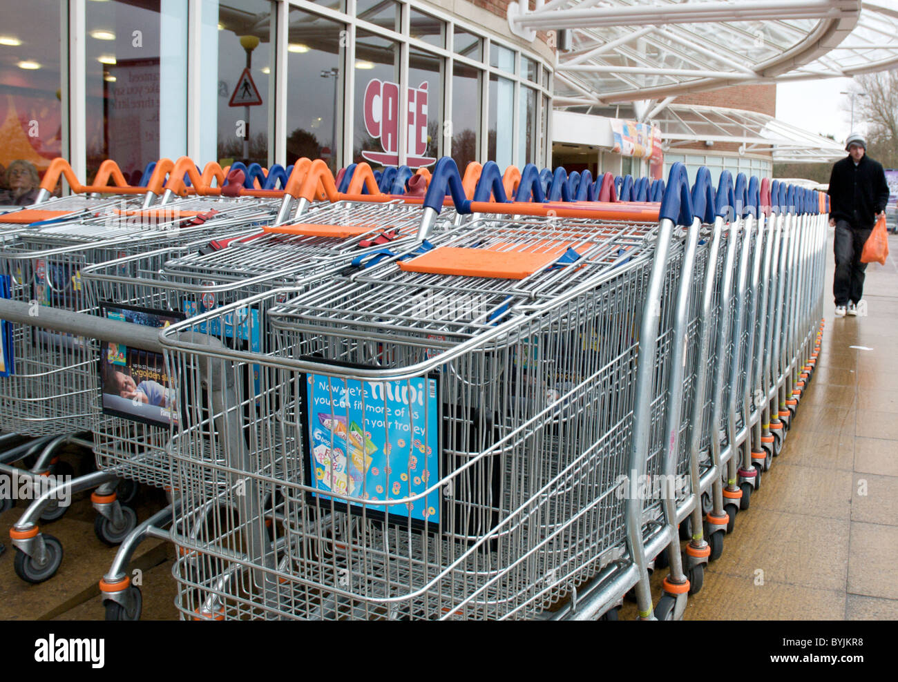 Exterieur des großen Speicher zeigt die Einkaufswagen. Stockfoto