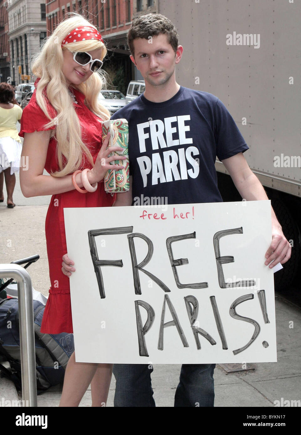 PARIS befreit sieht es aus wie eine London-Kampagne, inhaftierte Socialite Paris Hilton zu befreien sich gelohnt hat-die Hotelerbin war Stockfoto