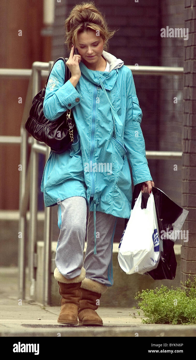 Kara Tointon einkaufen, gekleidet in weite Kleidung im Gegensatz zu den  engen aufschlussreich Outfits ihres Charakters 'Eastenders' Stockfotografie  - Alamy