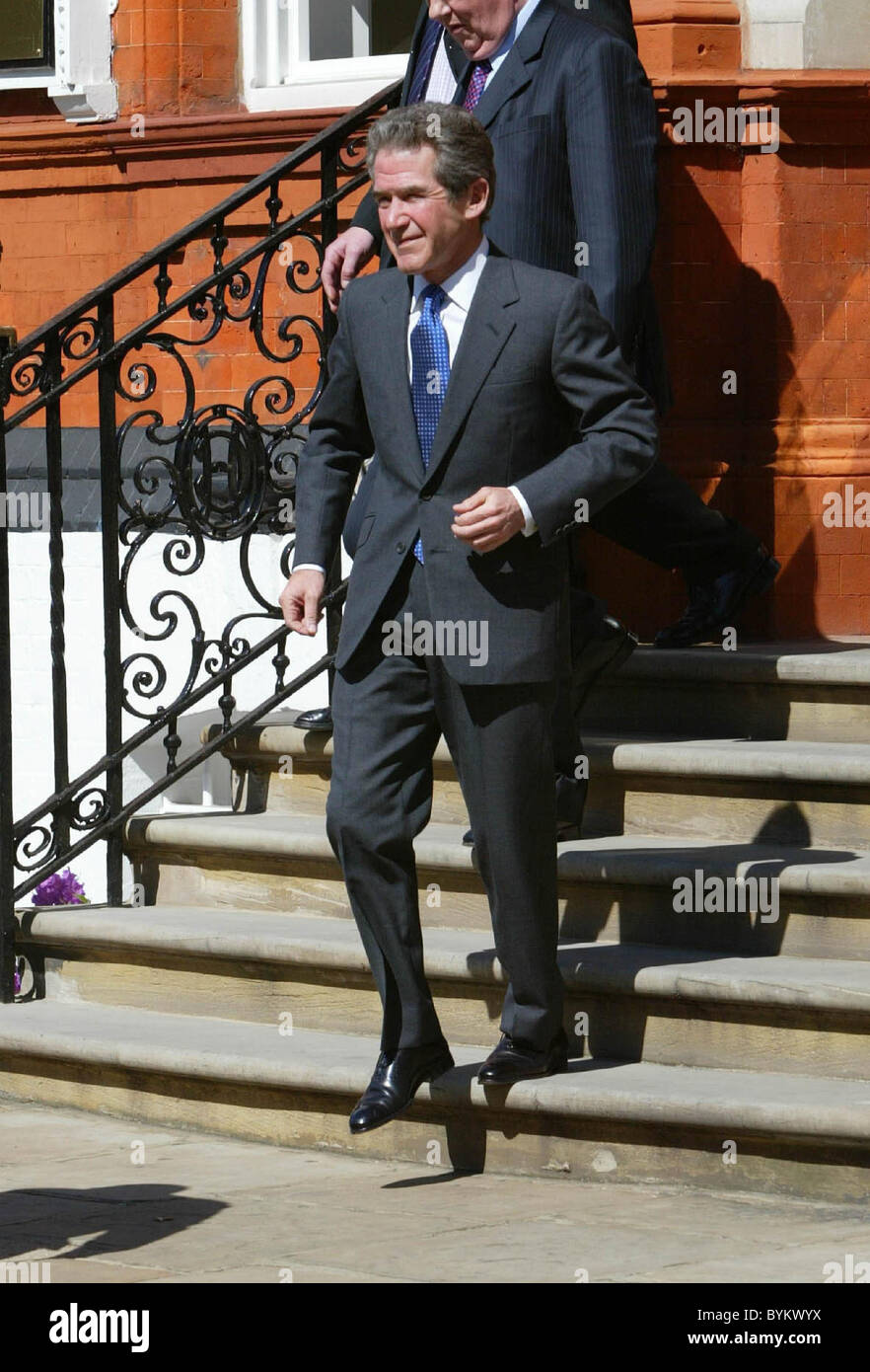 Lord Browne BP-Unternehmenszentrale nach Abgabe von seinen Rücktritt als CEO zu verlassen. Browne wurde gezwungen, nach beenden Stockfoto