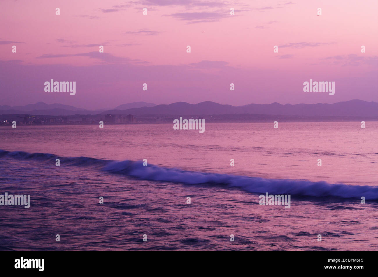 Omori Strand Meer Gebirge Dramatischer Himmel Stockfoto
