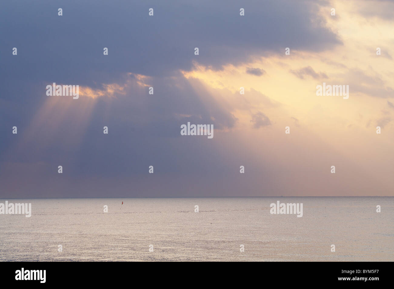 Meer Horizontale über Wasser Himmel Wolke Sunbeam Stockfoto
