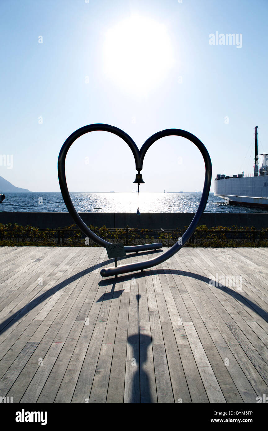 Herzform Skulptur Bell Boardwalk Meer Stockfoto