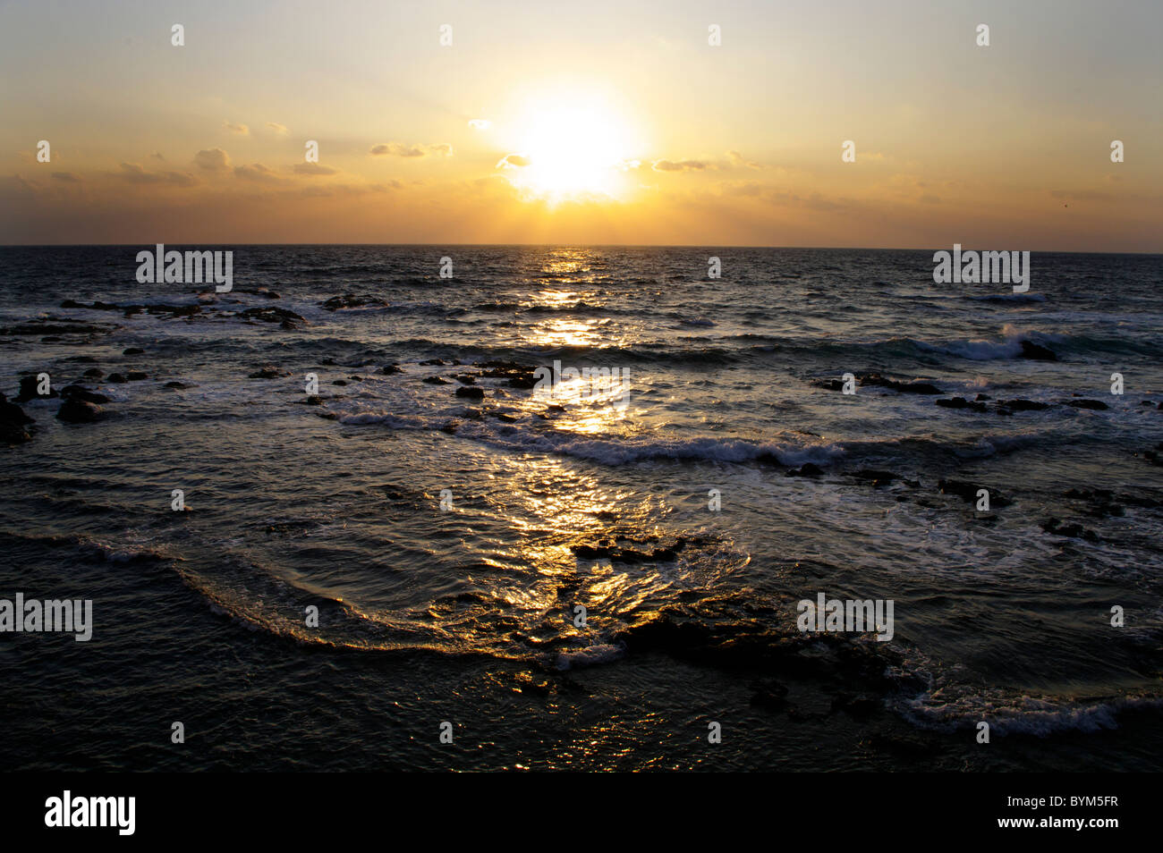 Meer Horizont über Wasser Sonnenuntergang Sonne Dramatischer Himmel Stockfoto