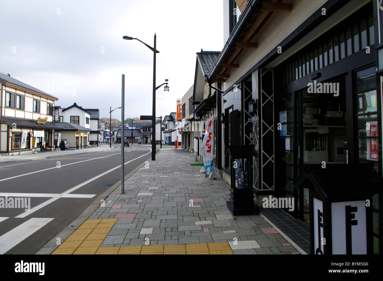 Stadtbild Straße Bürgersteig Store Anmelden japanische Skript Stockfoto