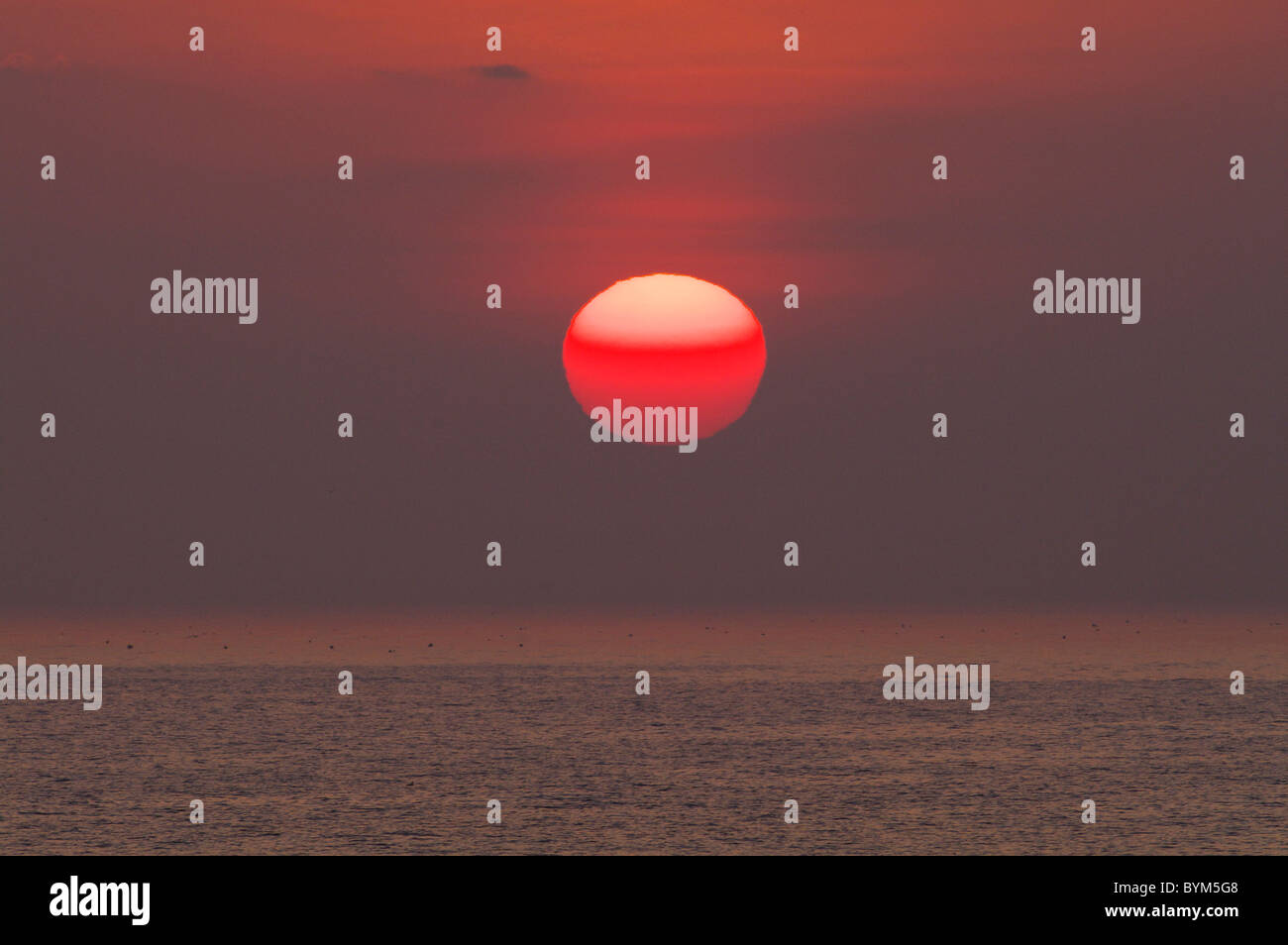 Meer Horizont über Wasser Sonnenaufgang Sonne Dramatischer Himmel Stockfoto