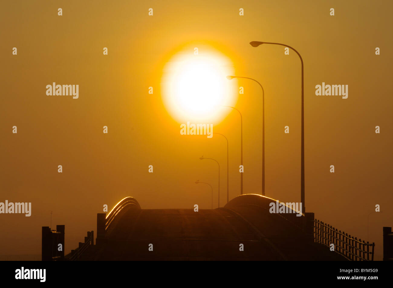 Brücke Silhouette Sonnenuntergang Sonne Dramatischer Himmel Stockfoto
