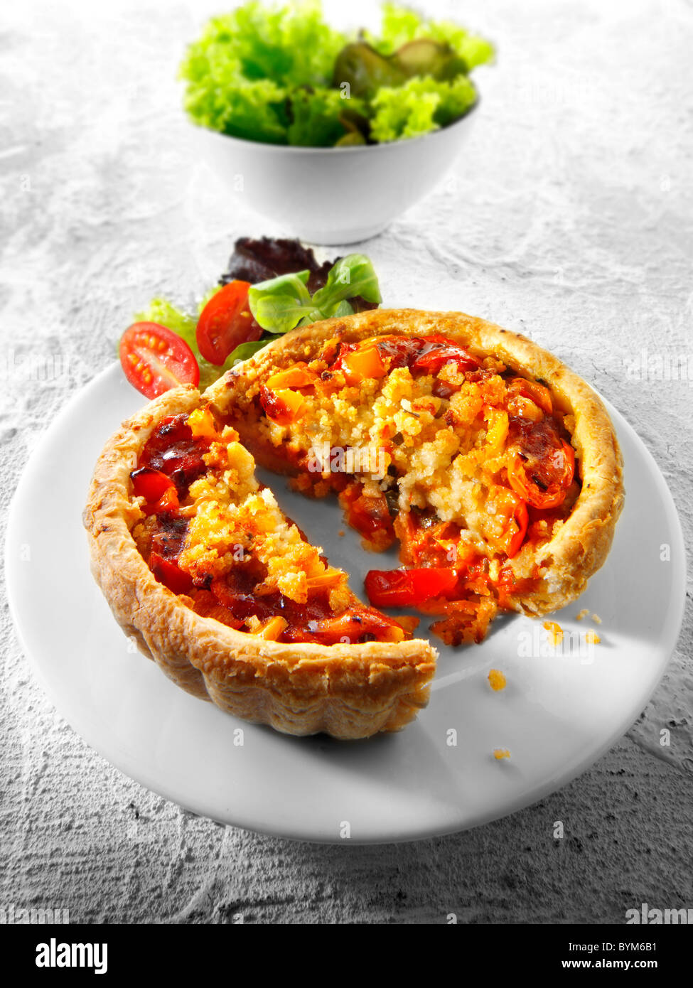 Tomate & Paprika Blätterteig Torte gekocht und bereit zu essen Stockfoto