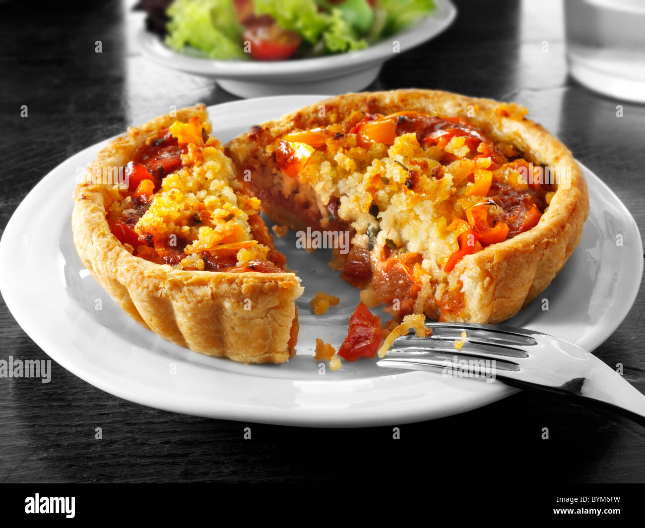 Tomate & Paprika Blätterteig Torte gekocht und bereit zu essen Stockfoto