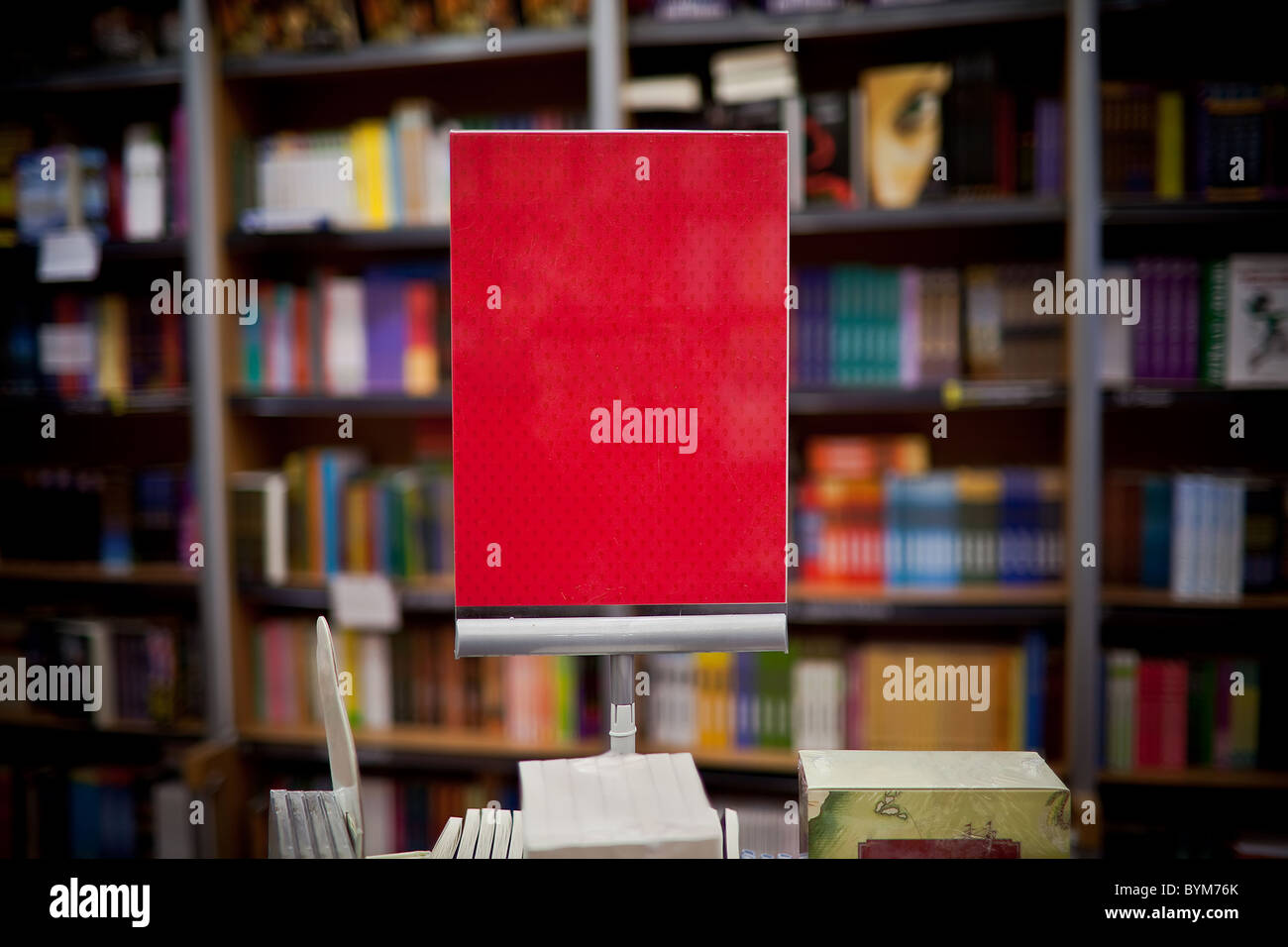 Roten Werbefläche in Buchhandlung - viele Bücher im Hintergrund Stockfoto