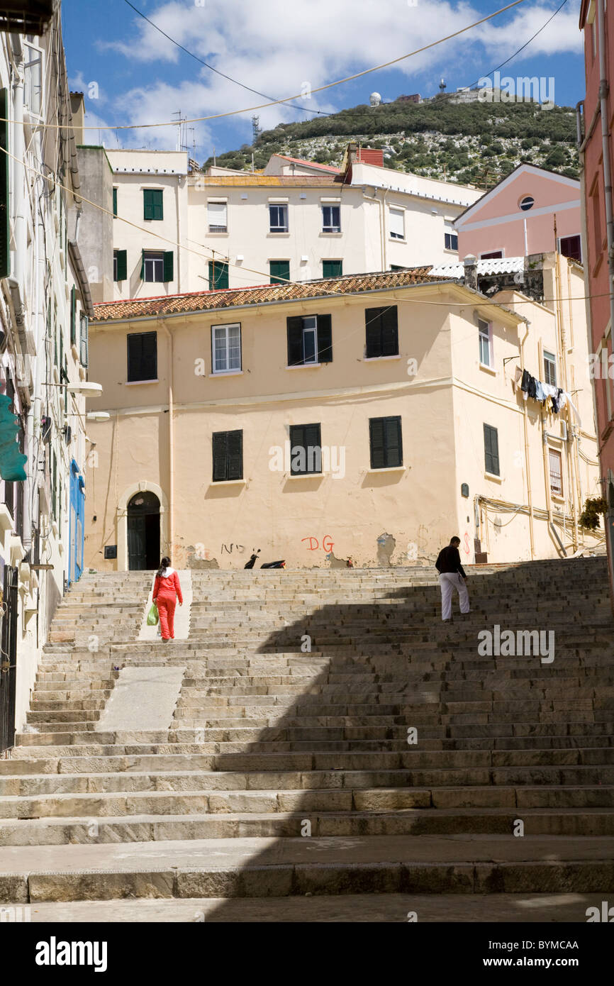 Typische traditionelle Gibraltar Straße / Straße / Straße, mit steilen große / Flug starrt führt den Hügel hinauf in Richtung The Rock. Stockfoto