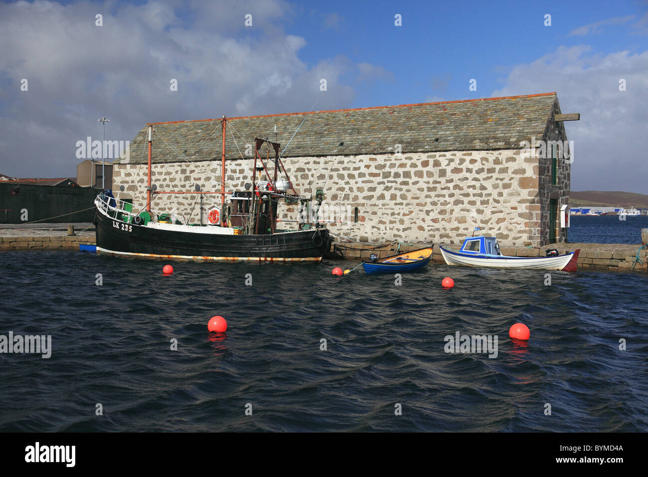 In der Nähe von Shore Fischereifahrzeug und kleine Boote am Hafen von Lerwick, Bressay Ton, Shetland-Inseln Hay Dock Stockfoto